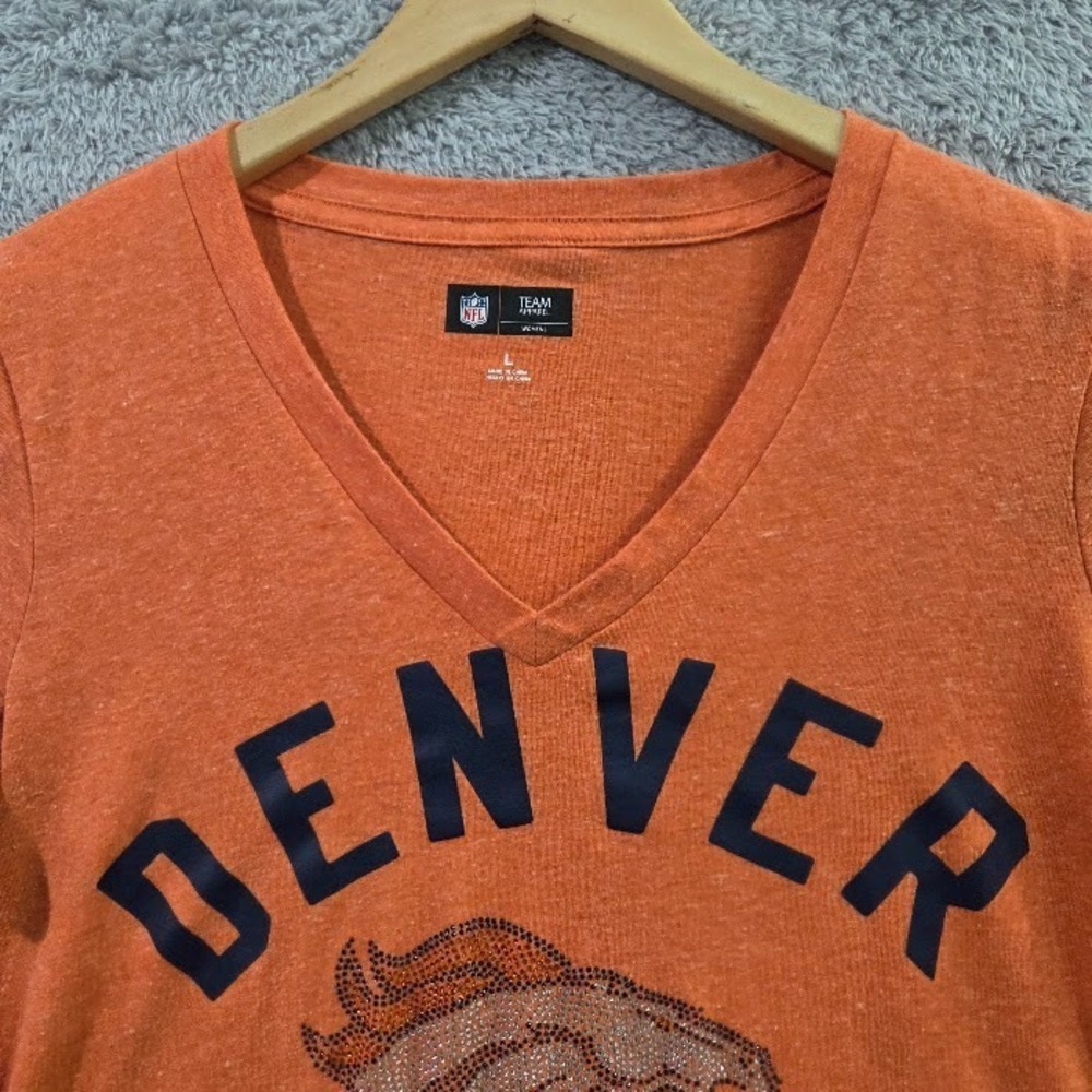 Denver Broncos Women's Large Bling T-Shirt Rhinestone V-Neck Orange NFL Sparkly - Picture 2 of 12